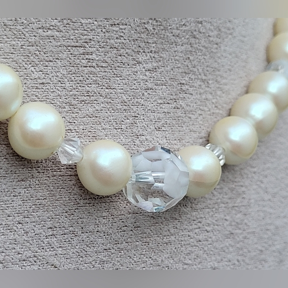 Vintage faux pearl necklace with clear rhinestones - Picture 5 of 8